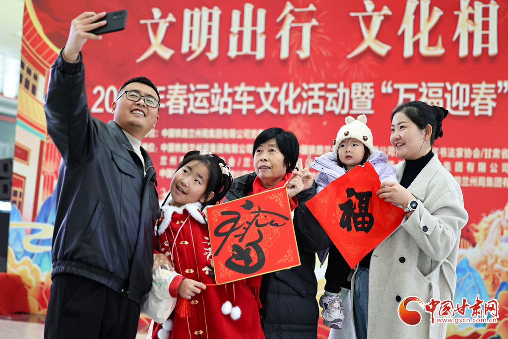 春运首日 温情伴归途