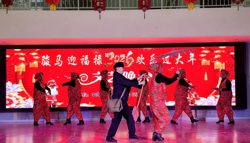 新春走基层丨瓜州村晚好戏连台