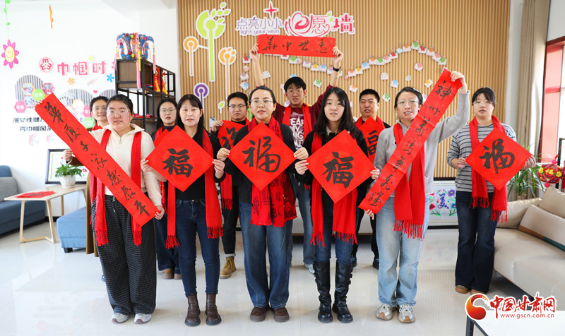 挥毫写春联 福气到社区