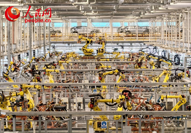 岚图汽车云峰工厂。人民网记者 周雯摄