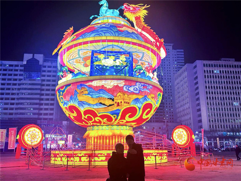 兰州：万盏灯火映黄河