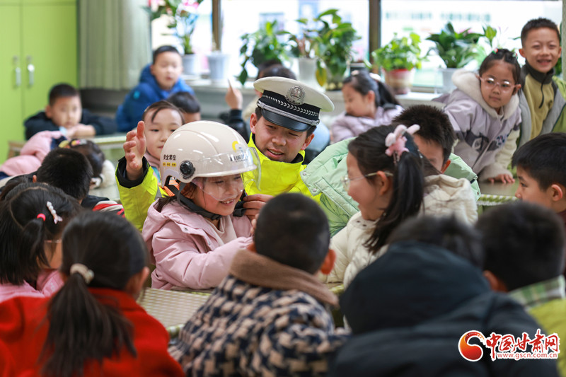 兰州：开学第一课 交通安全进校园