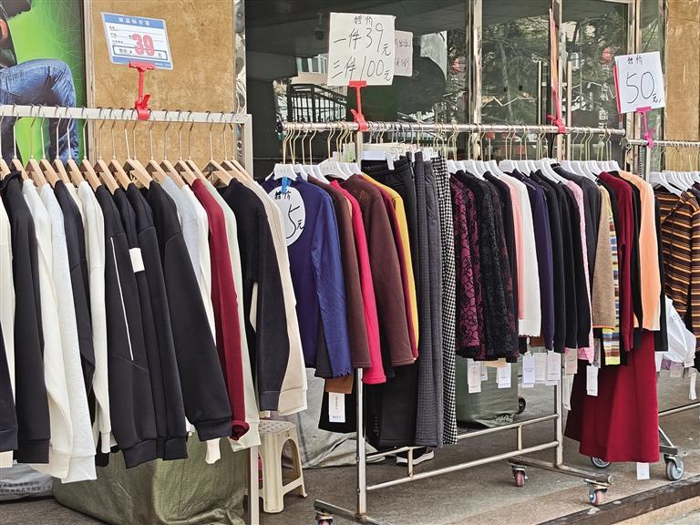 兰州服装市场换季消费升温：春装上新热销冬装打折清仓