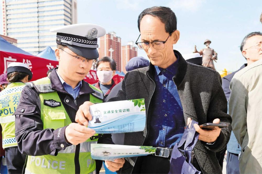 定西安定公安开展“3·15”集中宣传活动