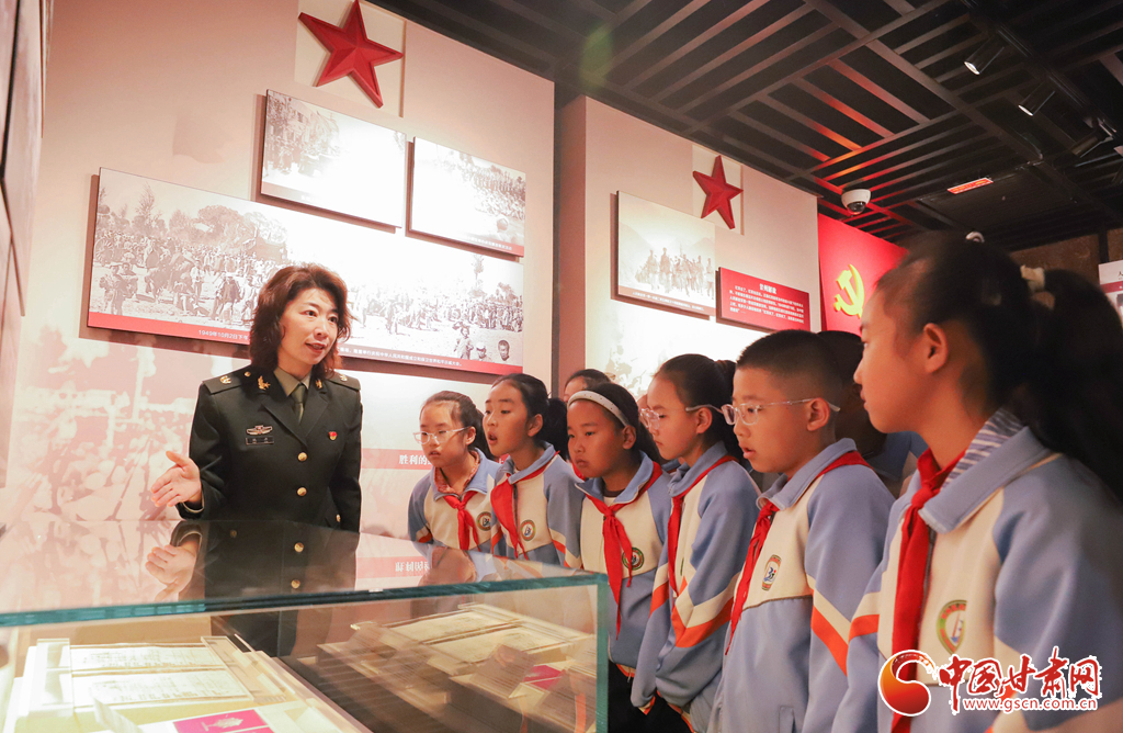 张掖：鲜花祭英烈