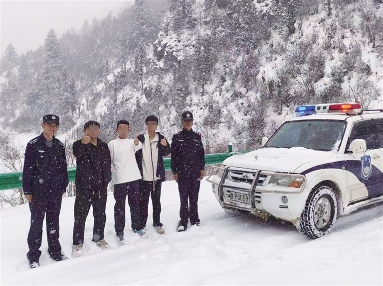 卓尼县公安局民警冒雪救人