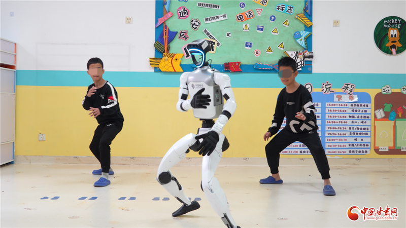 机器人“小兰”走进福利院：一场关于成长与陪伴的约定