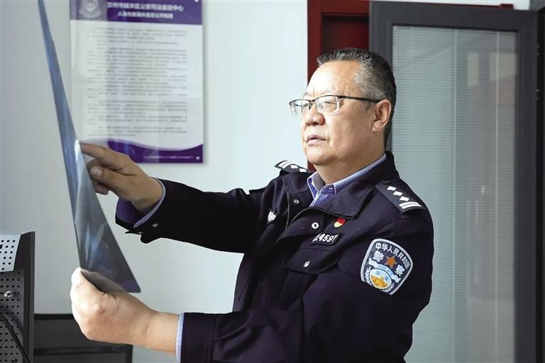 记兰州市公安局城关分局刑事技术民警李长青