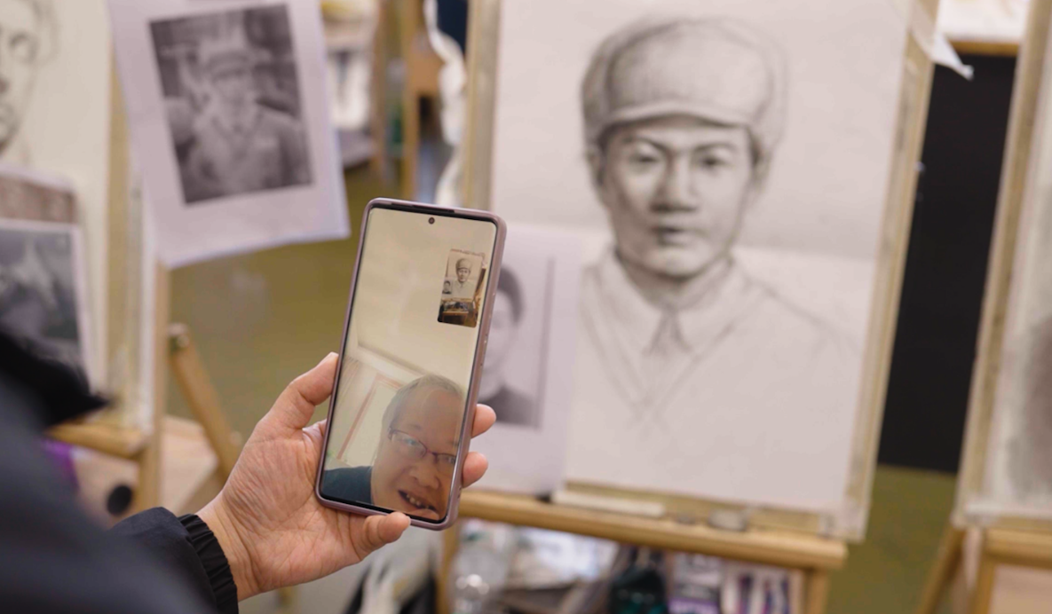 与钱秀娟老人视频连线确认画像。人民网记者 邱宇哲摄