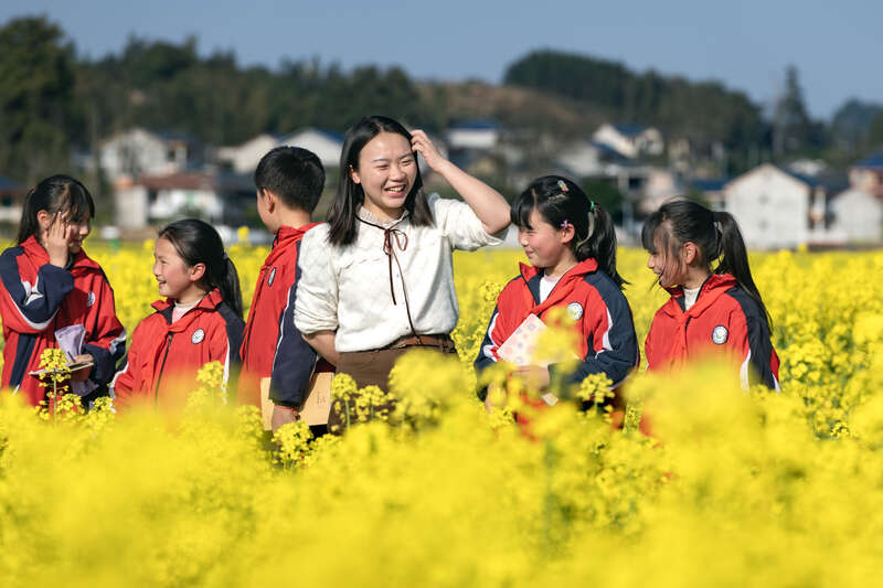 他们陪乡村孩子 翻开阅读的第一页