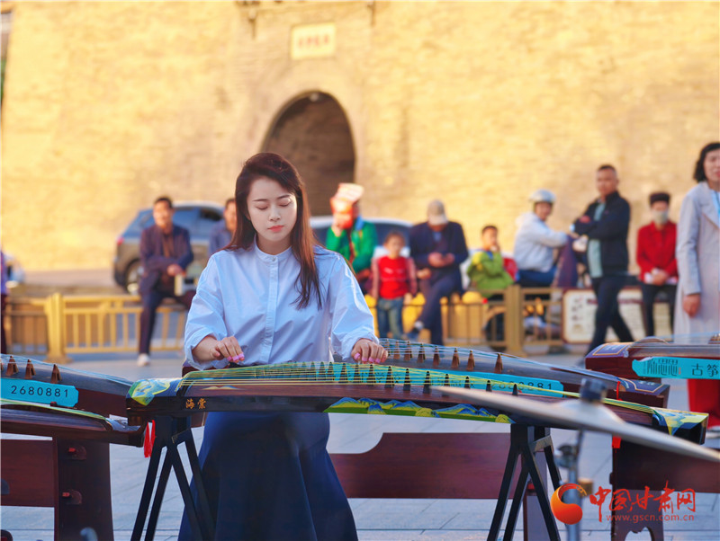 酒泉：“街角音乐会”开演