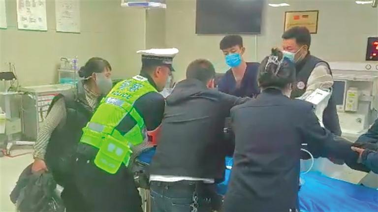 警灯闪烁 8分钟“抢”出生命通道……