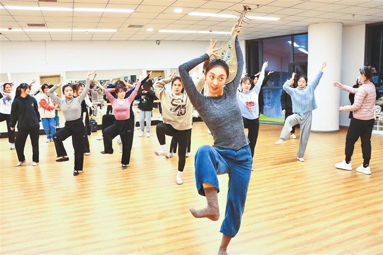 康琦的艺术人生 “追光”舞者“花雨”使者
