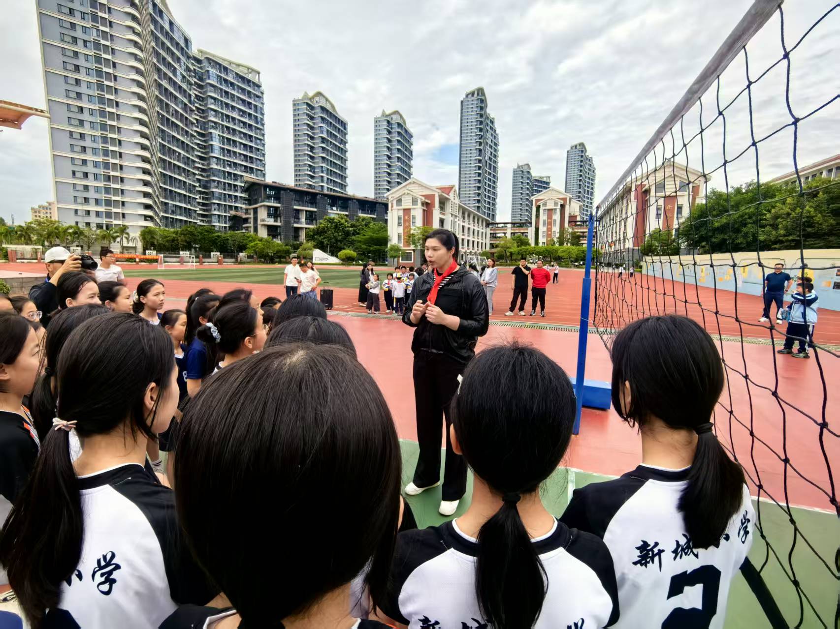 徐云丽为学校排球队小队员传授排球技巧。人民网记者 杨磊摄