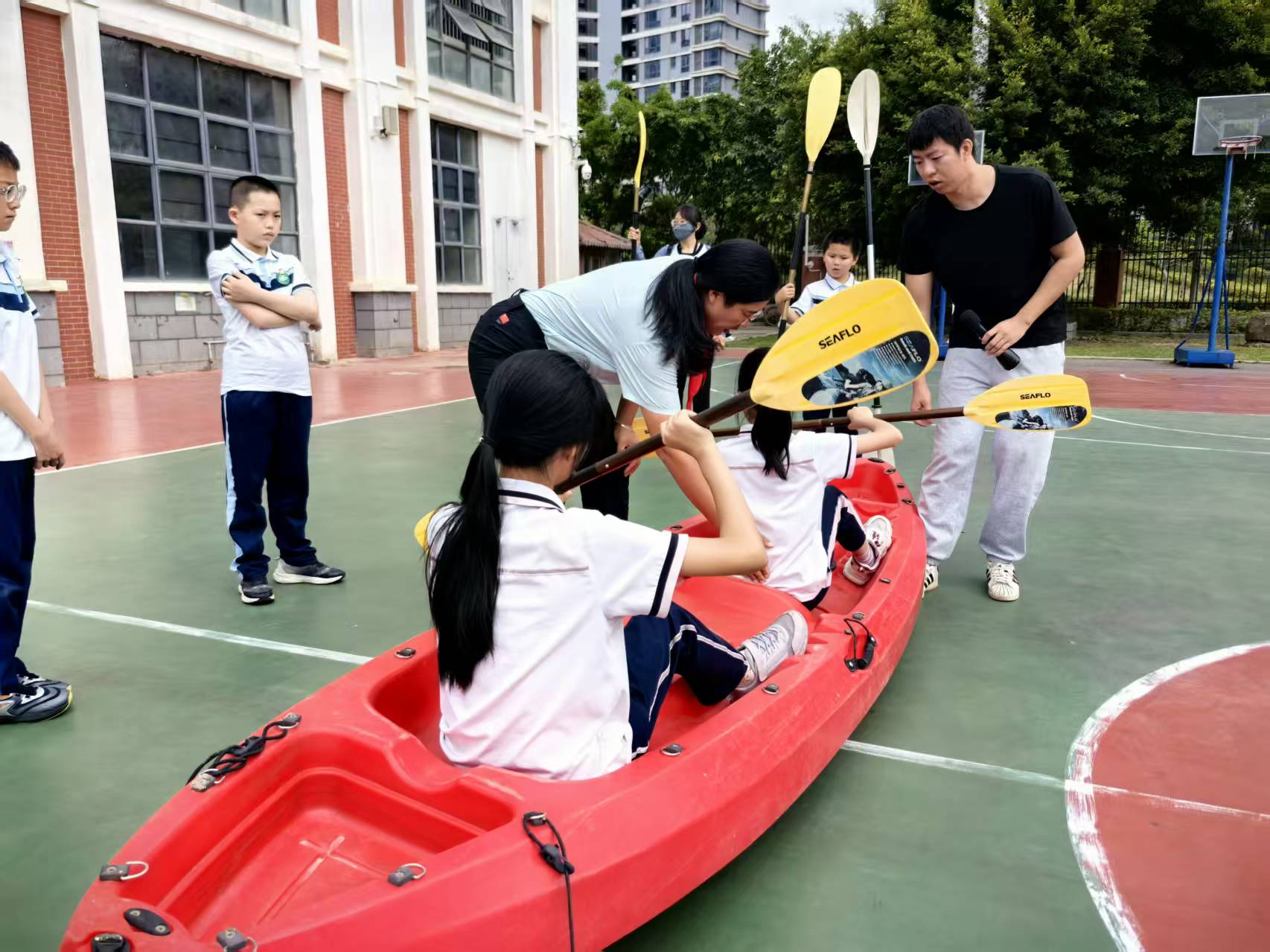 奚爱华指导同学们练习皮划艇。 人民网记者 杨磊摄