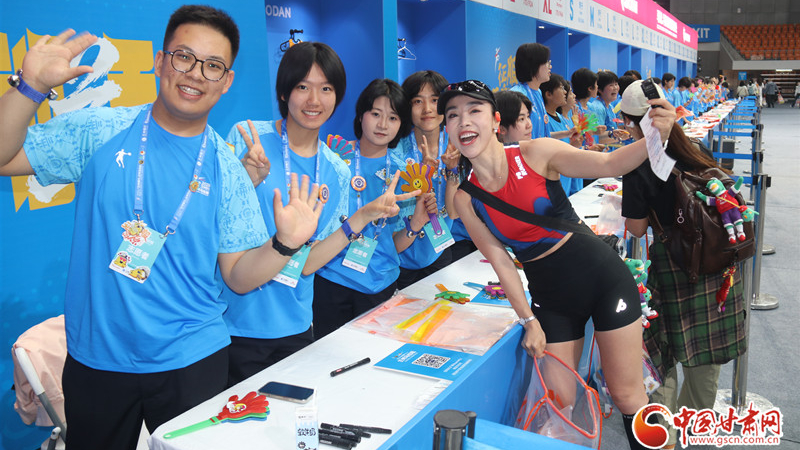2026兰州马拉松开启领物通道 人保护航、兰精灵添彩喜迎赛事