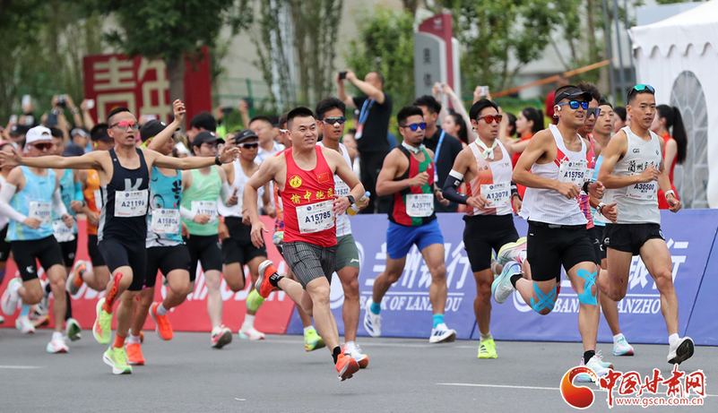 图集|2026兰州马拉松鸣枪开跑：3.3万名选手竞逐“百里黄河风情线”