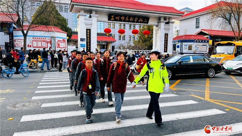 六一节特刊丨警色相伴 守护校园里的童真与欢笑