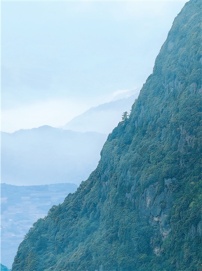 图为四川省峨眉山的雄壮景观。 图为四川省峨眉山的雄壮景观。