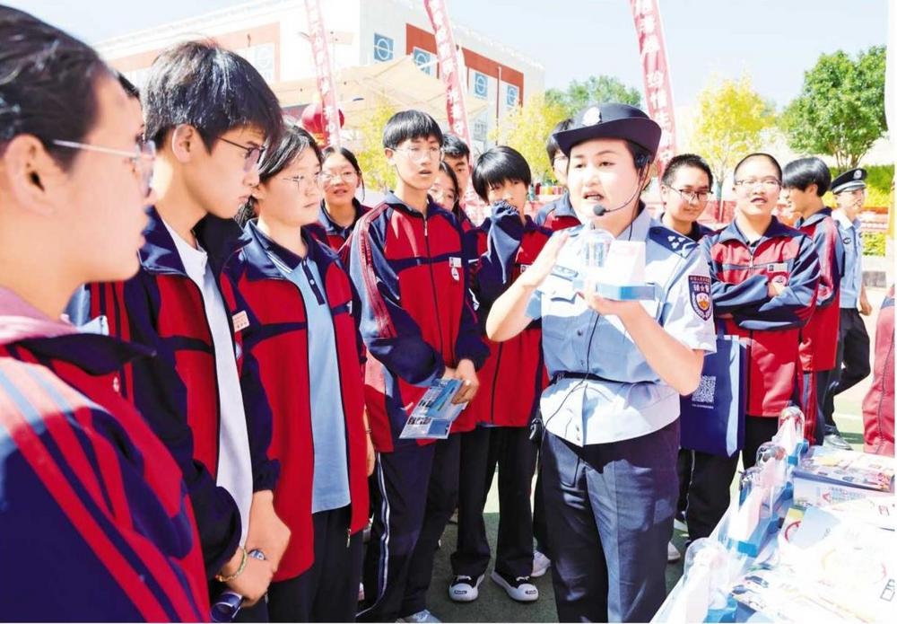 定西安定民辅警开展禁毒宣传活动