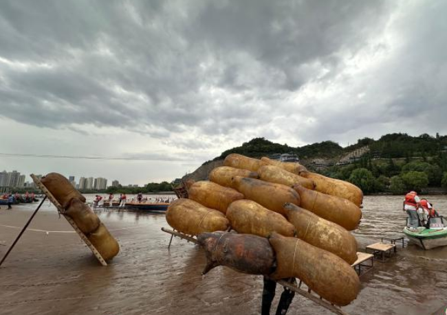 兰州黄河岸畔迎文旅热