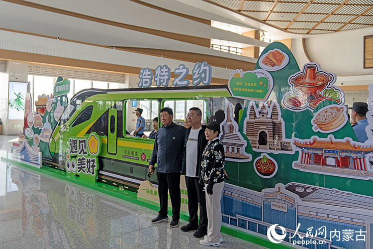 旅客在锡林浩特站合影留念，王哲辉摄