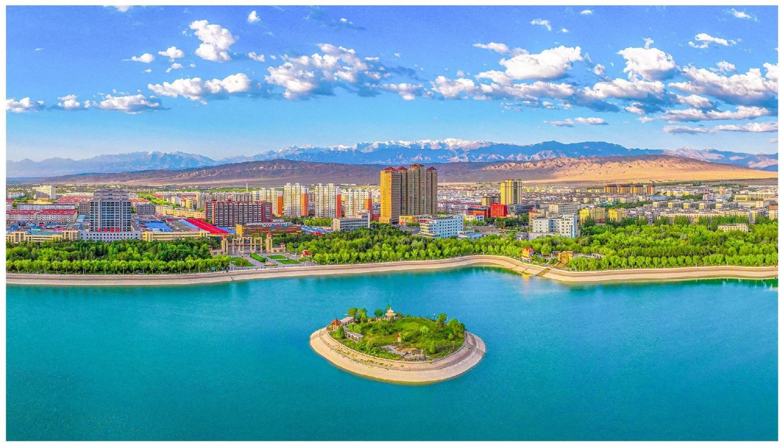 嘉峪关：湖山半城好风景 水天一色新画卷