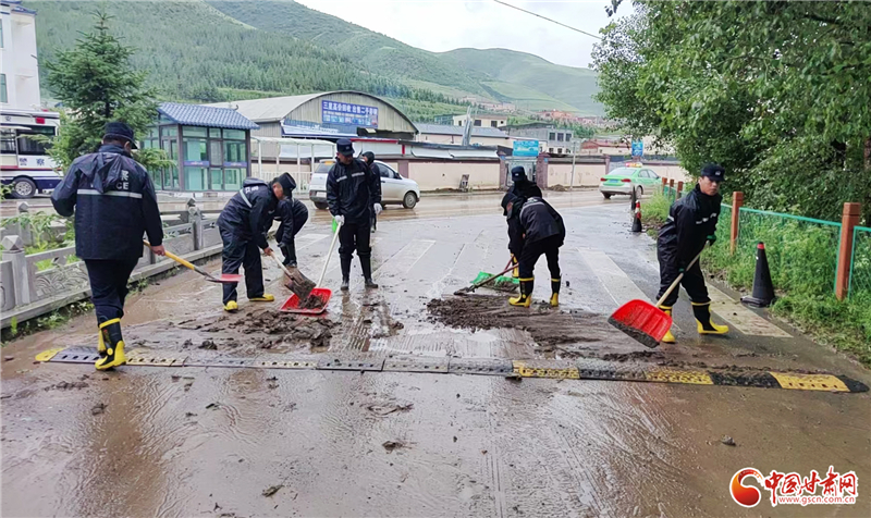 甘南夏河突发短时强降雨致险情 公安部门全力抢险救灾