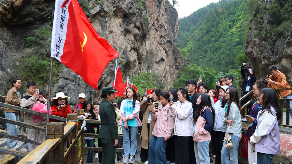 一堂行走式新闻思政课：国内十所高校青年循着范长江足迹践行长征初心