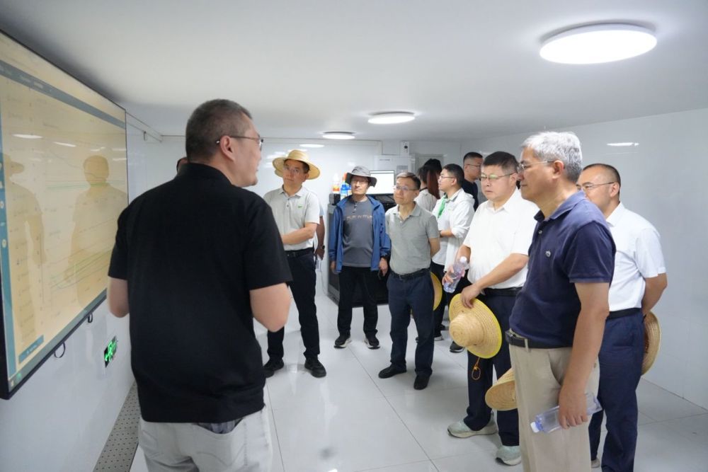 7月19日,中国工程院院士康绍忠(右二)带领与会人员在武威市实地调研。