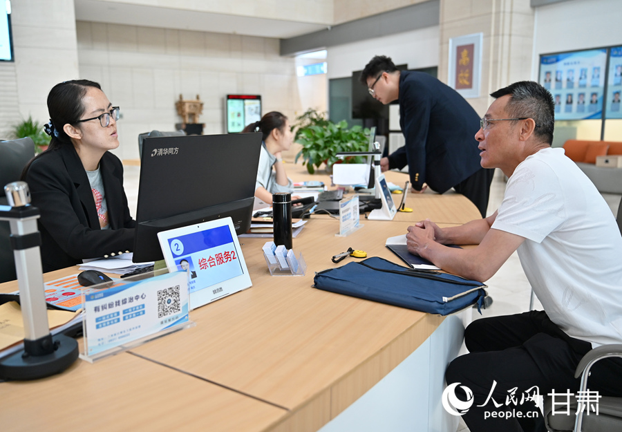 兰州新区综治中心工作人员为前来咨询的群众答疑解惑。人民网 席娟娟摄