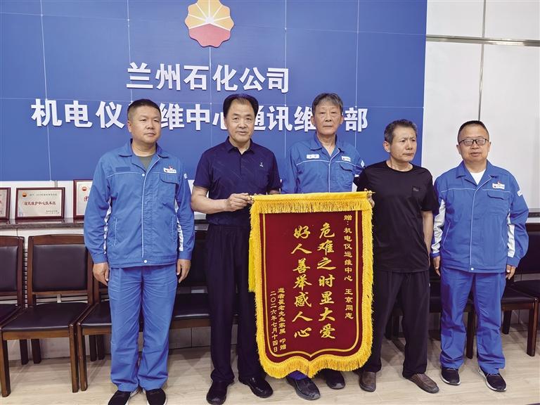 16分钟跪地施救诠释凡人担当