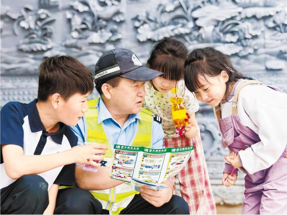 临夏县交警走进乡村开展道路交通安全宣讲
