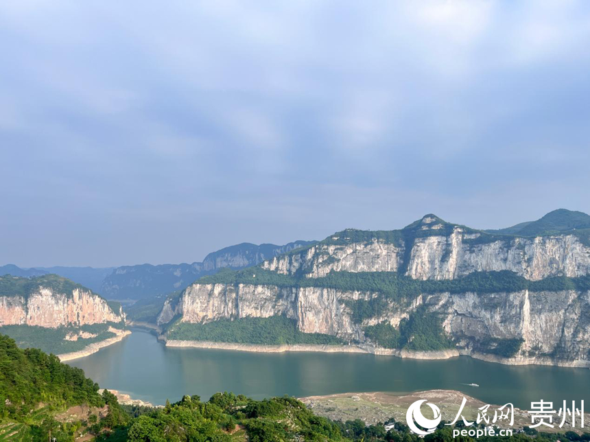 两河交汇,碧水迤逦。人民网记者 陈洁泉摄