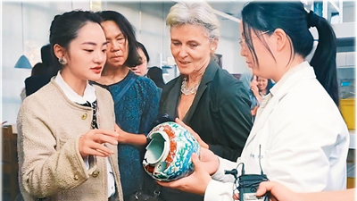 千年瓷都里的文化摆渡人