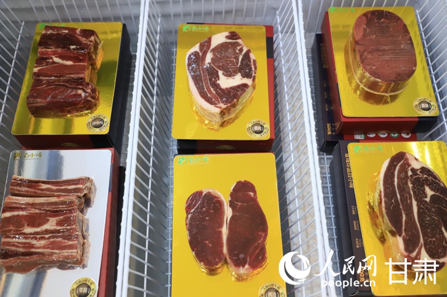 甘肃汇利泽白牦牛食品产业有限公司展示的白牦牛肉产品。人民网记者 焦隆摄