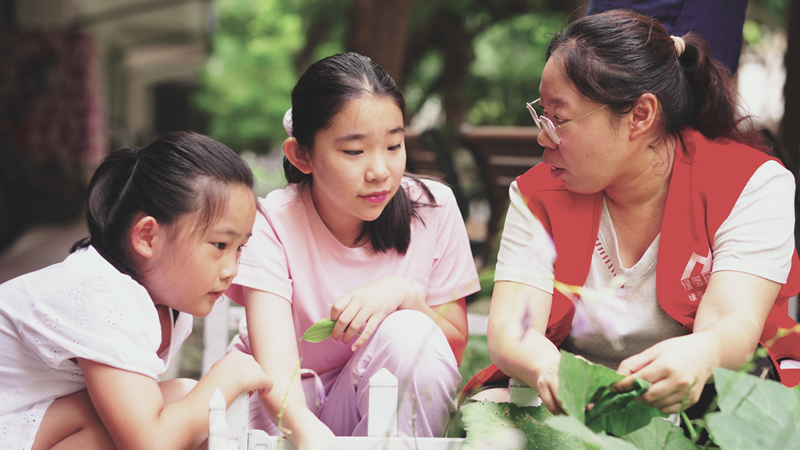 温情呵护“一老一小”
