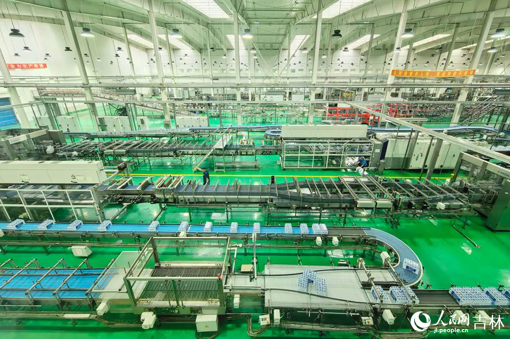 吉林森工集团泉阳泉饮品有限公司生产车间。人民网记者 李洋摄