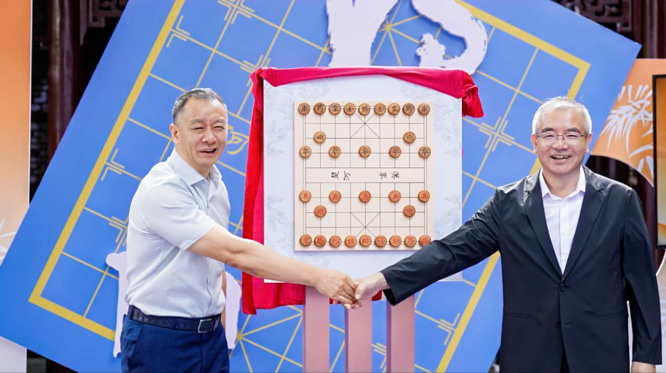 贺凤翔(右)与黄金共同揭幕2026书法棋具。图片来源:活动主办方