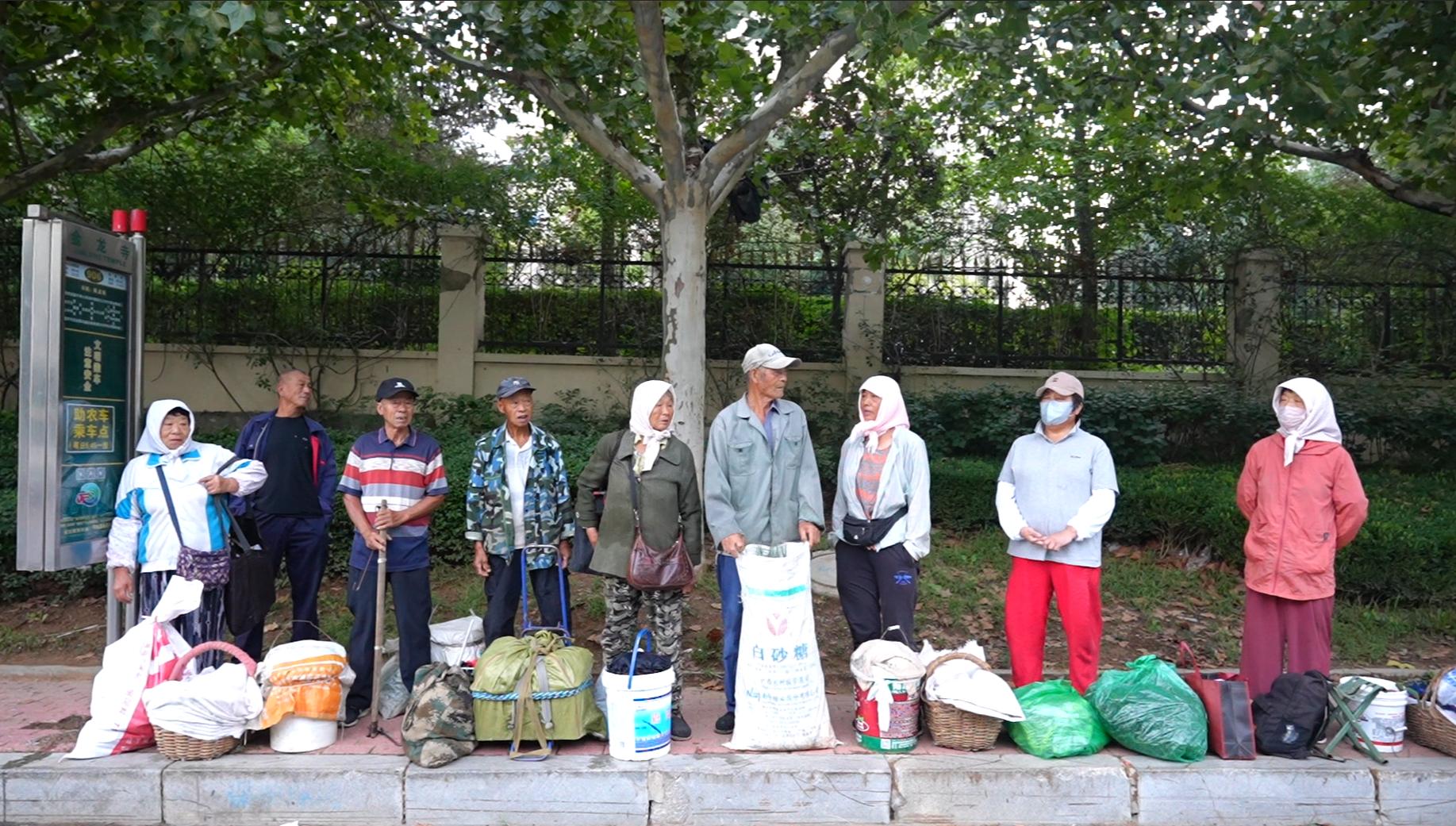 菜农等候公交车