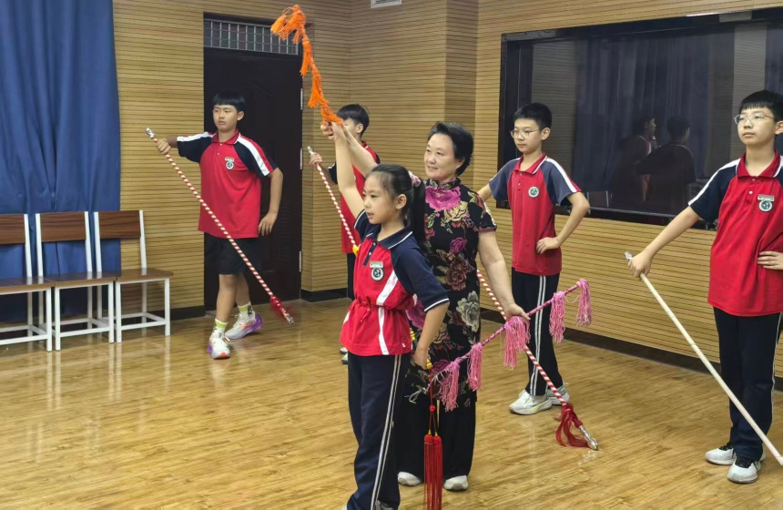 谢竹青在磁县第三实验学校戏曲社团免费教孩子们学习怀调。崔岩摄