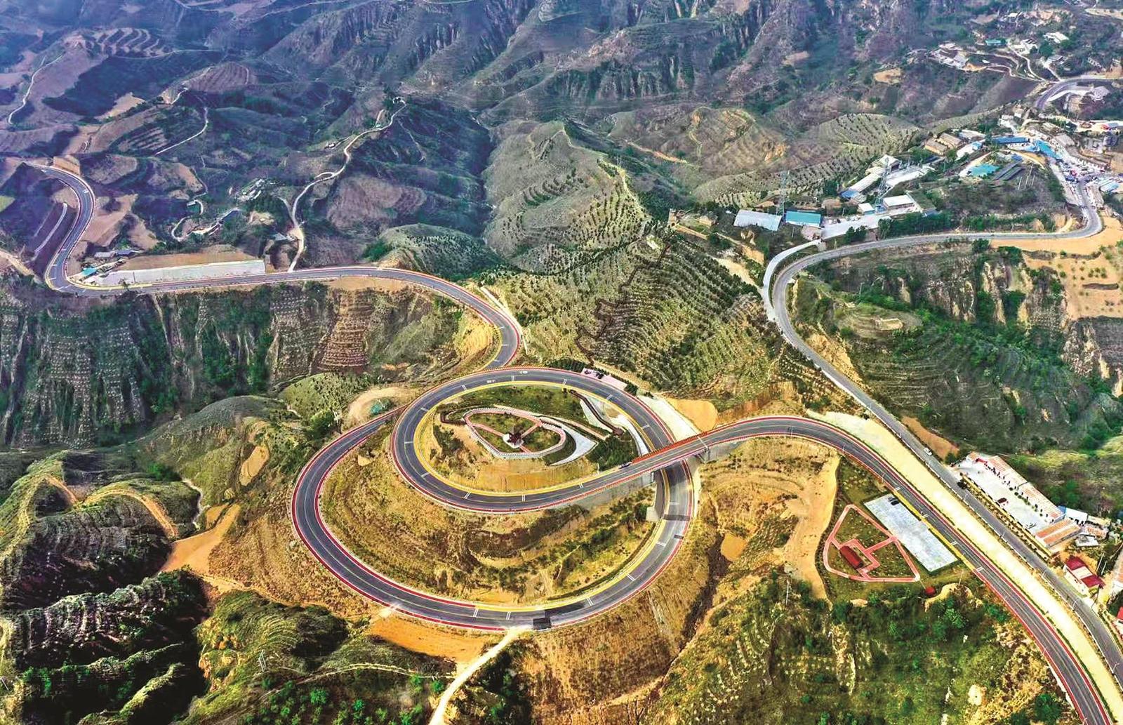 黄河一号旅游公路盘旋于群山之间，串联起沿线文旅资源。刘通 摄