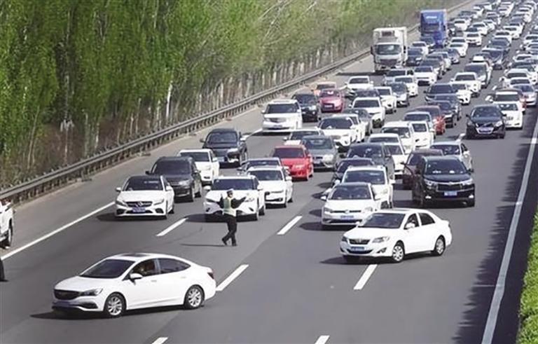 “龟速车”上高速 添堵更添险