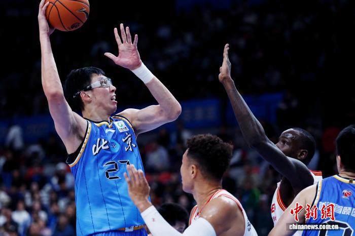 10月22日,在北京首钢冰球馆举行的2026-2027中国男子篮球职业联赛(CBA)常规赛比赛中,北京首钢队以120:62战胜深圳马可波罗队。图为北京首钢队球员周琦(蓝衣)在比赛中进攻。 中新社记者 韩海丹 摄