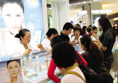 男导购涉足女士化妆品专柜_中国甘肃网-甘肃新