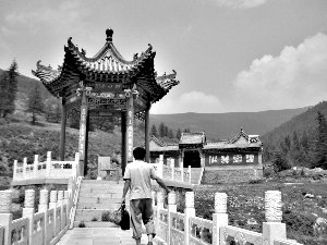 山西繁峙落马反贪局长穆新成边行善边受贿