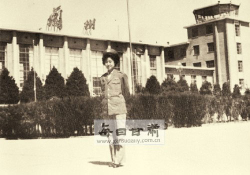 1982年的空姐就是这样的打扮