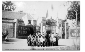 宁县一中前的同学合影