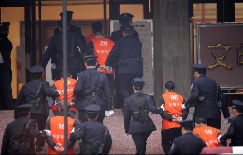 黎强等人涉黑案开审 被告武装押解到庭图片 27619 500x319