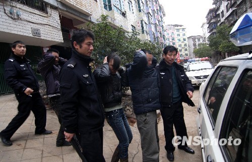 被困传销窝点少女扔钱求救